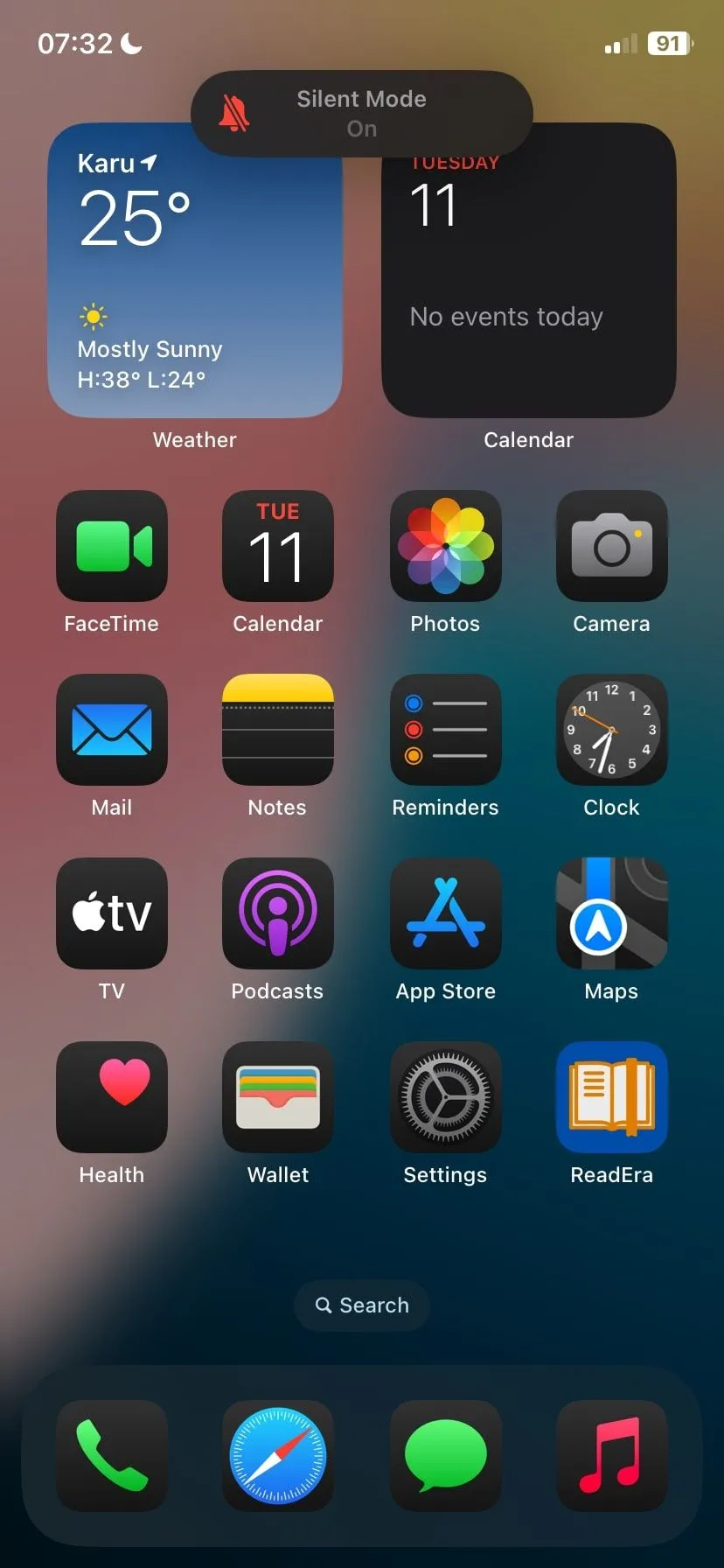 Thông báo Chế độ Im lặng bật trên màn hình iPhone, giúp chặn tiếng thông báo khi nghe nhạc.