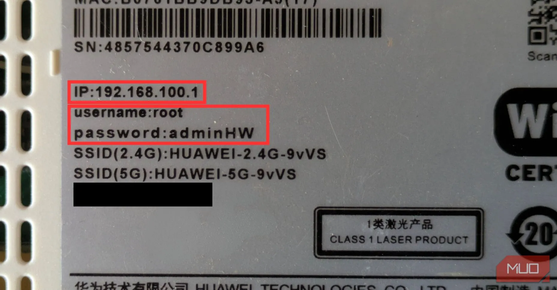 Thông tin đăng nhập router thường nằm ở mặt sau thiết bị, bao gồm địa chỉ IP, tên người dùng và mật khẩu mặc định