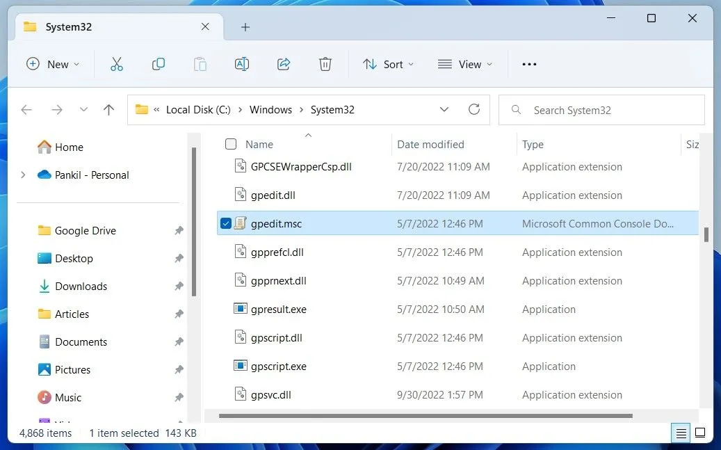 Thư mục System32 trong File Explorer hiển thị tệp 'gpedit.msc' để người dùng tìm và mở trực tiếp