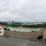 Thủ thuật chụp ảnh panorama dọc - Tầm nhìn toàn cảnh thành phố và sông từ lâu đài