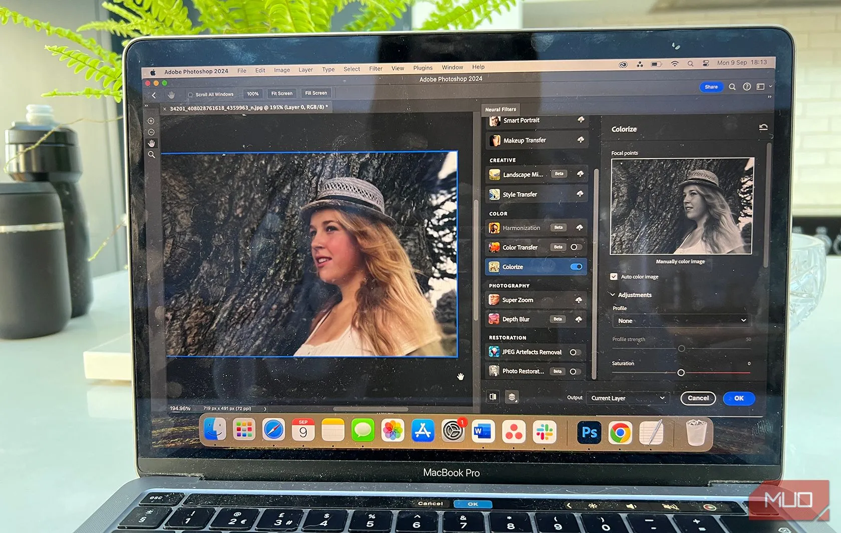 Tính năng AI Colorize của Photoshop đang tô màu ảnh trắng đen