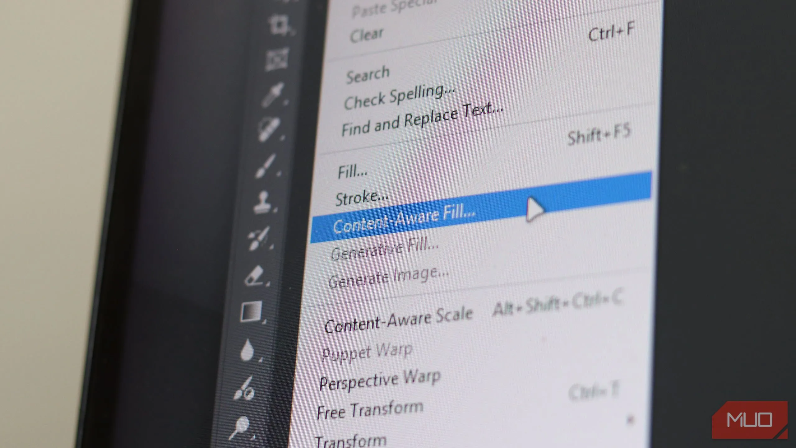 Tính năng Content-Aware Fill trong Photoshop loại bỏ vật thể khỏi ảnh một cách thông minh