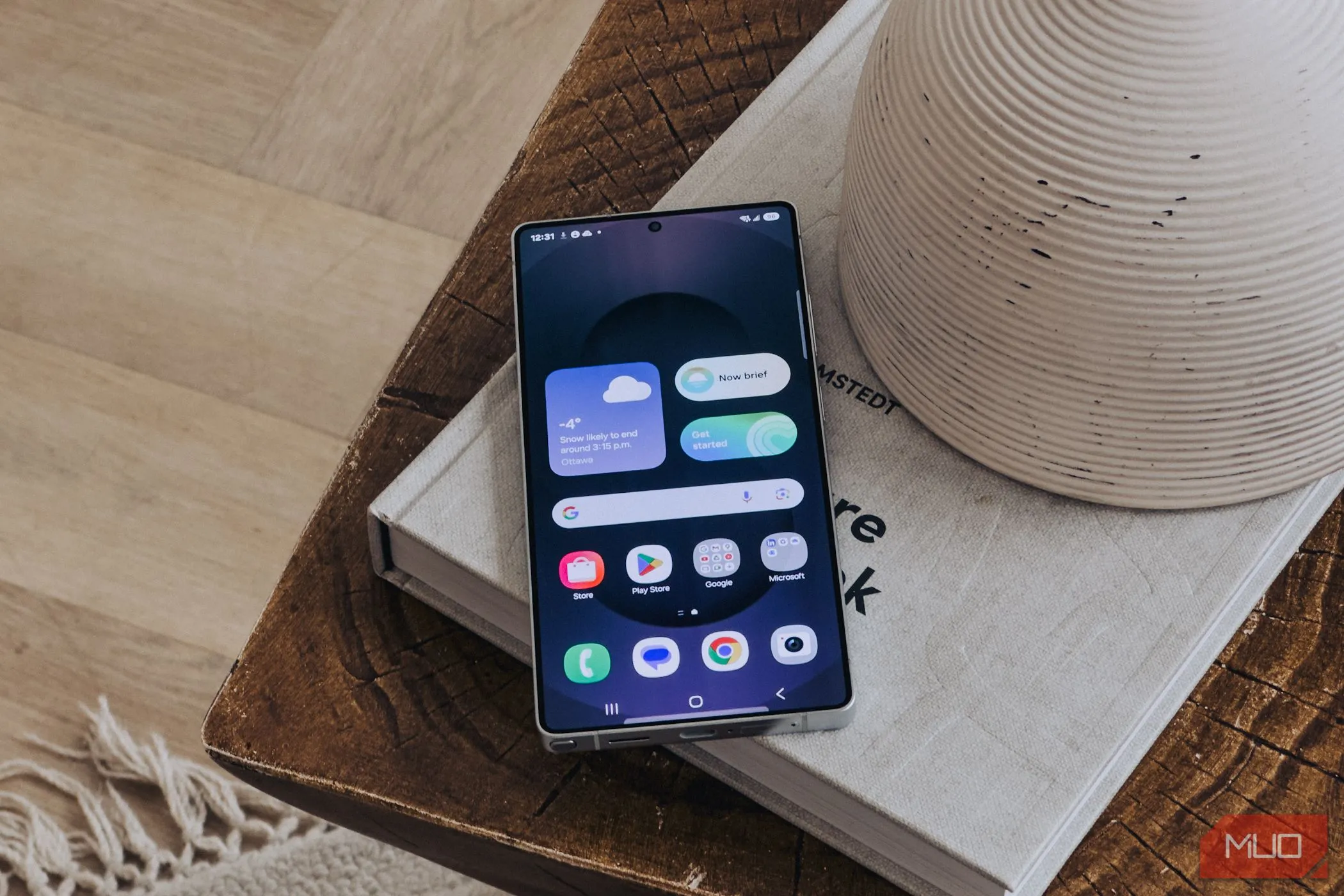 Tính năng Daily Brief trên màn hình chính Samsung Galaxy S25, cung cấp thông tin cá nhân hóa