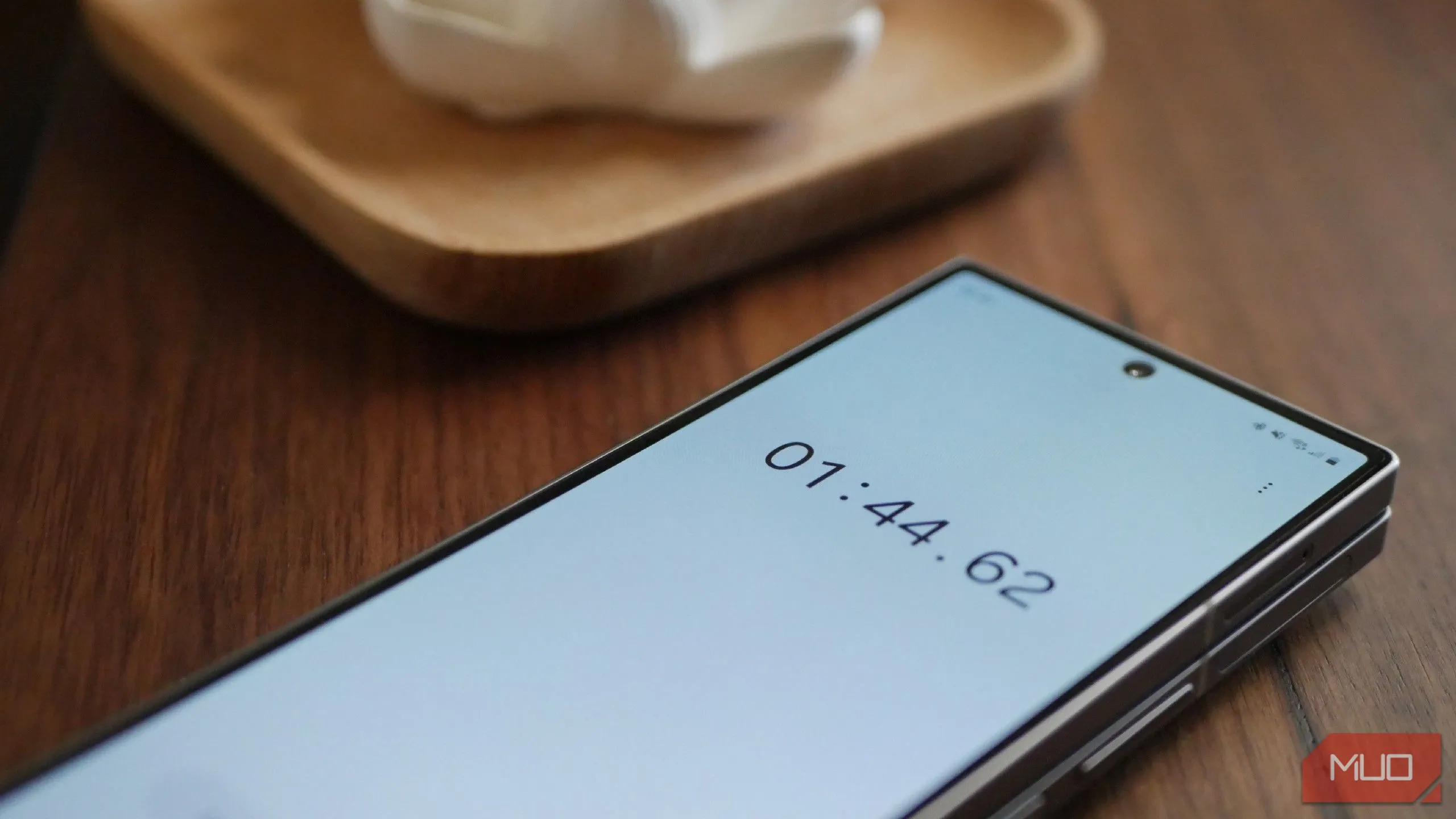 Tính năng đồng hồ bấm giờ trên Galaxy Z Fold 6, minh họa khả năng theo dõi thời gian cho các dự án lớn.