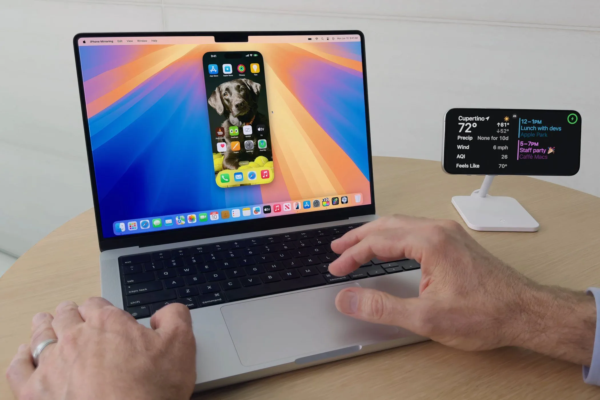 Tính năng iPhone Mirroring trên macOS Sequoia, cho phép người dùng điều khiển iPhone trực tiếp từ MacBook Pro bằng bàn phím và chuột.
