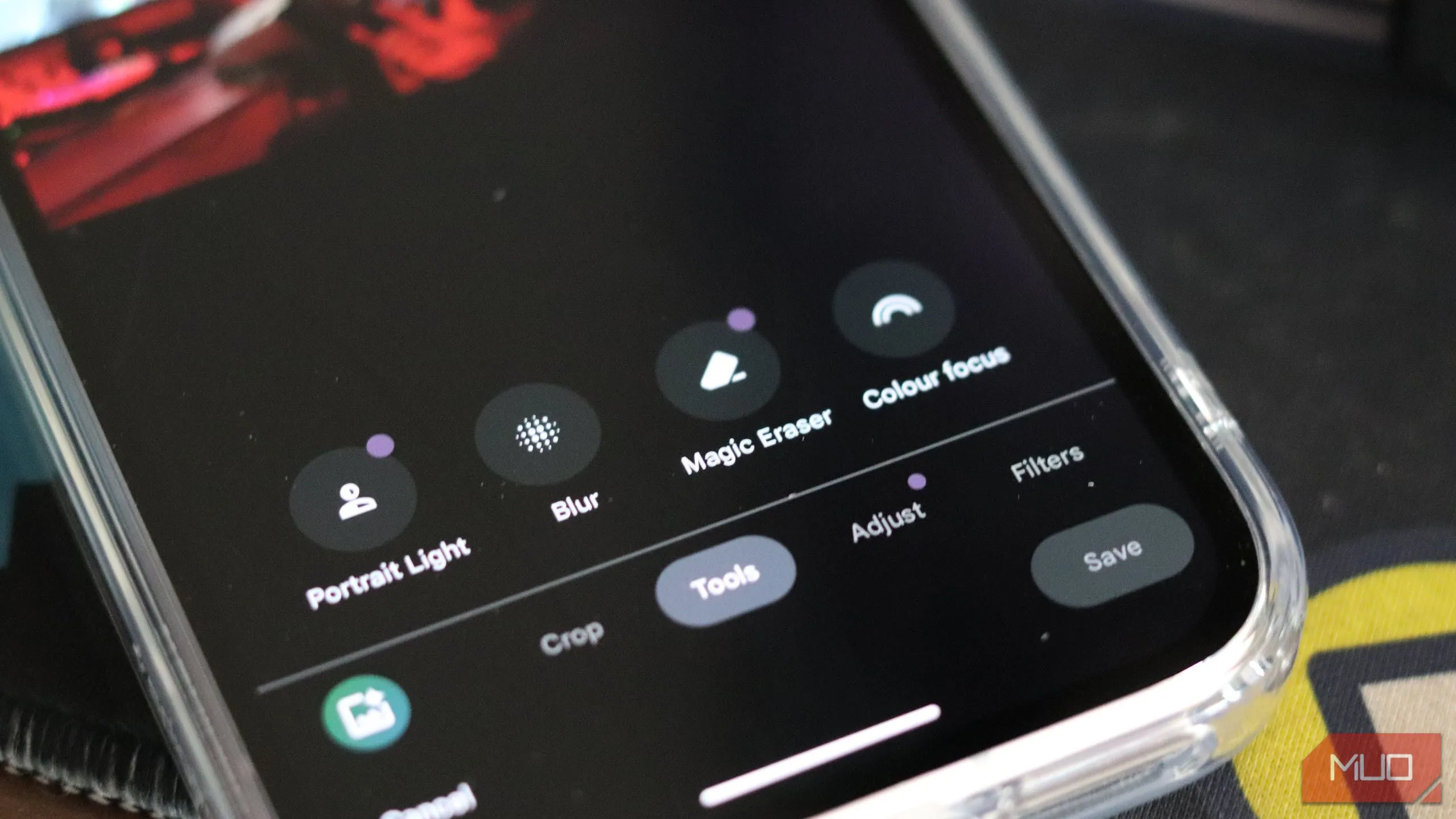 Tính năng Magic Eraser của Google Photos trên Pixel 9a, đang xóa một đối tượng khỏi ảnh.