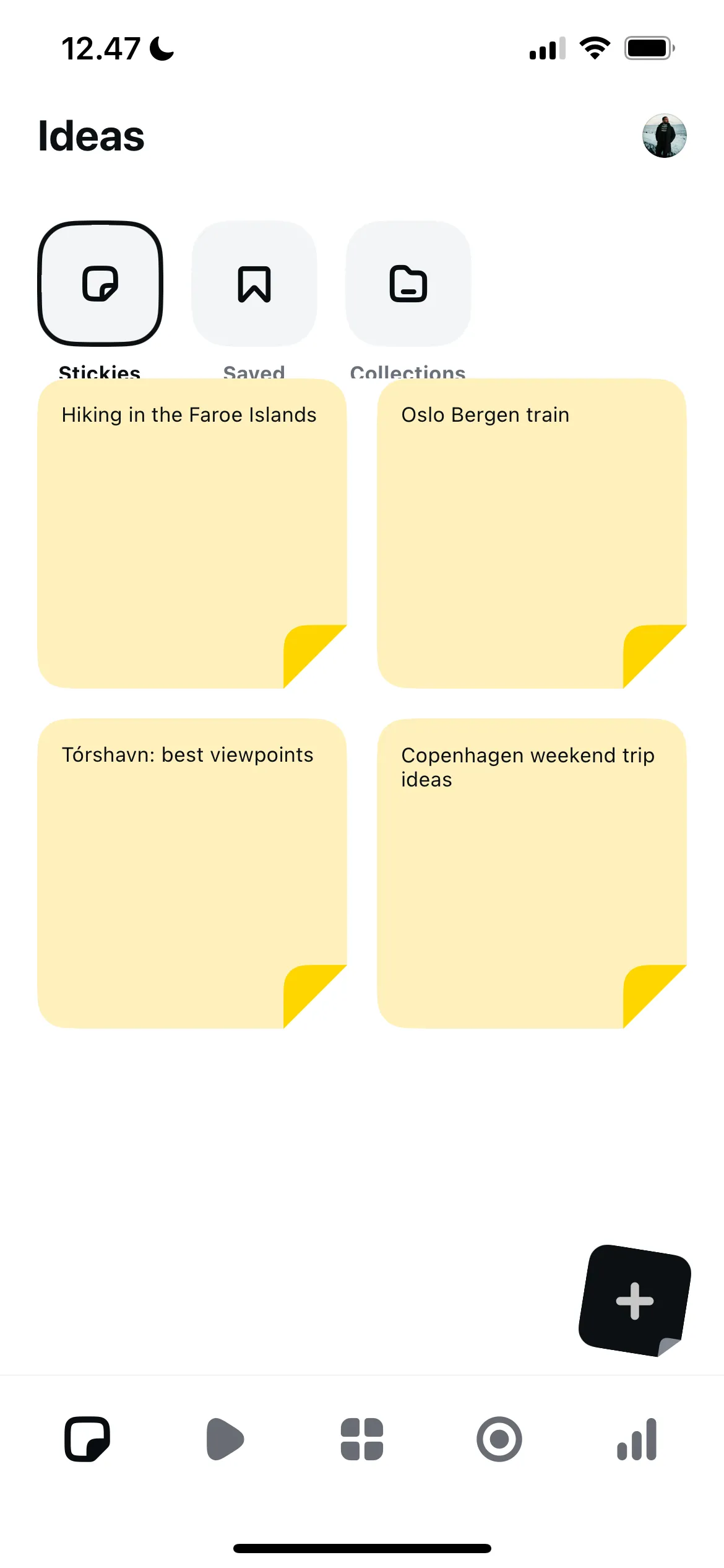 Tính năng Stickies trong ứng dụng Edits, hiển thị các ghi chú ý tưởng sáng tạo được sắp xếp theo màu sắc.