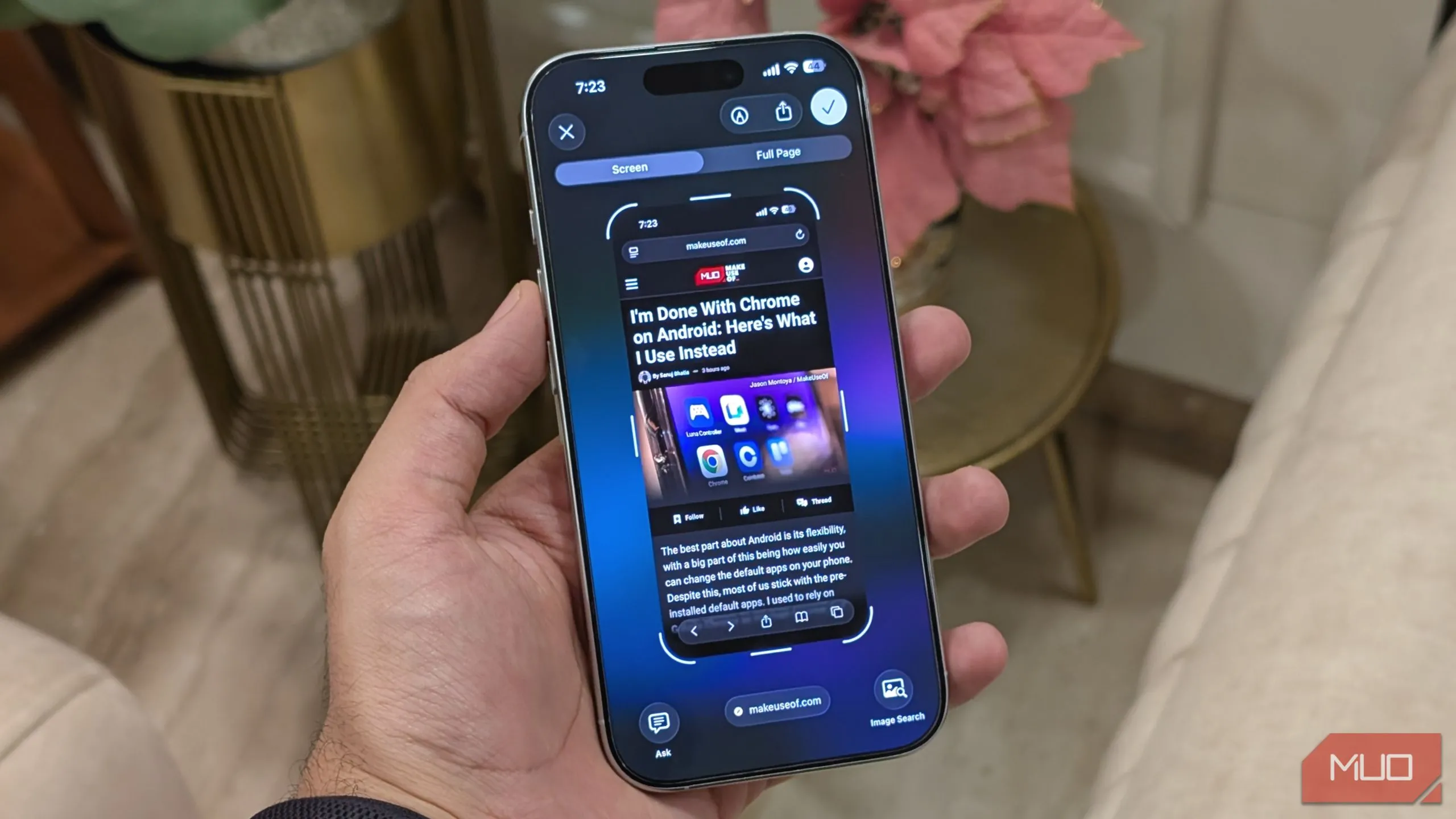 Tính năng Visual Intelligence trong iOS 26 giúp phân tích nội dung trên màn hình để tìm kiếm
