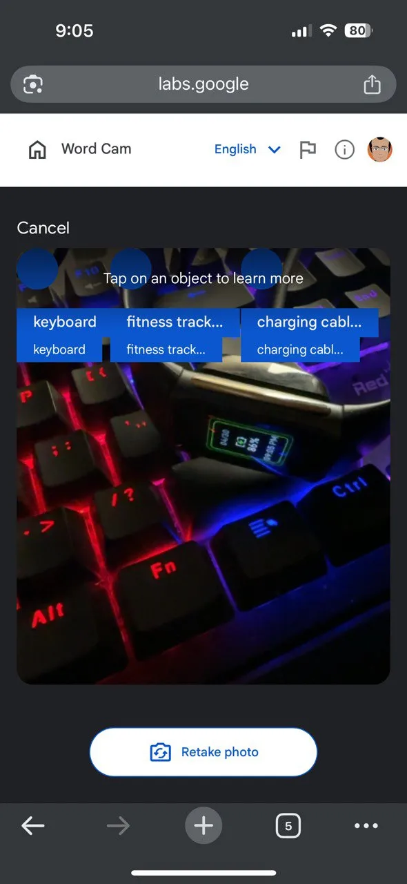 Tính năng Word Cam trong Google Little Language Lessons, hiển thị khả năng AI nhận diện vật thể (ba lô) và gợi ý từ vựng tiếng Anh liên quan.