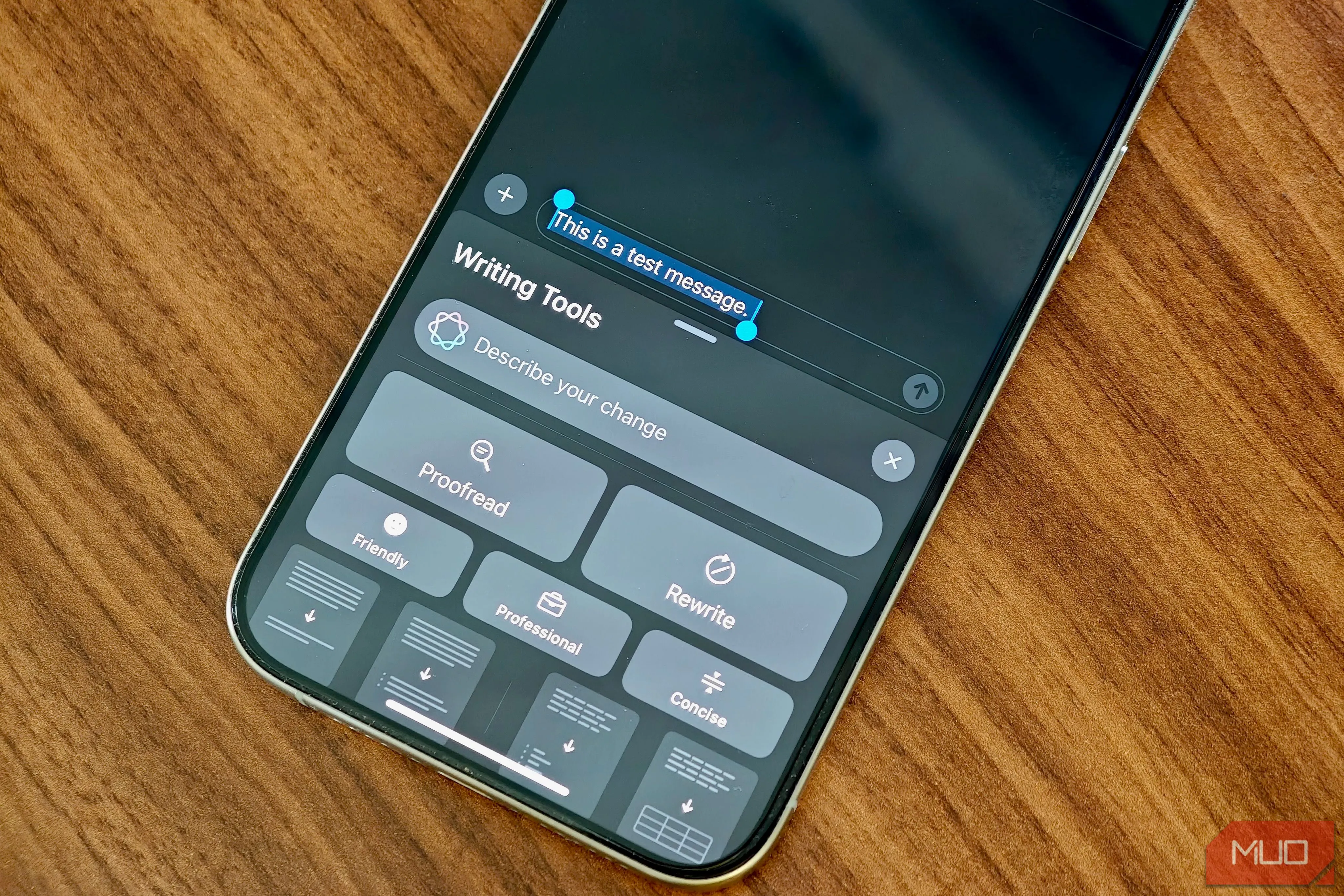 Tính năng Writing Assist của AI hỗ trợ viết trên iPhone