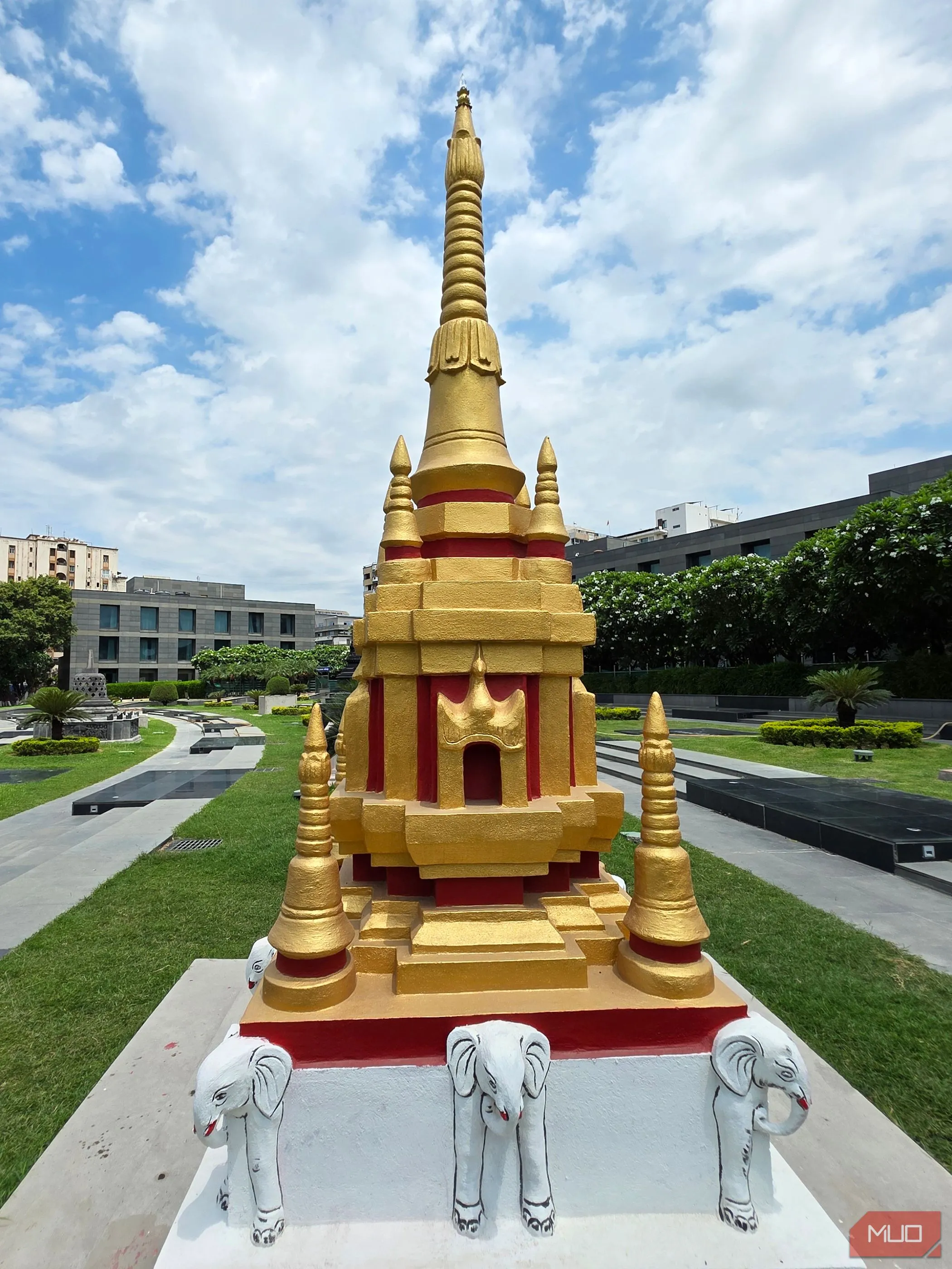 Toà nhà cao tầng được chụp theo chiều dọc bằng camera góc siêu rộng, làm nổi bật chiều cao và kiến trúc ấn tượng
