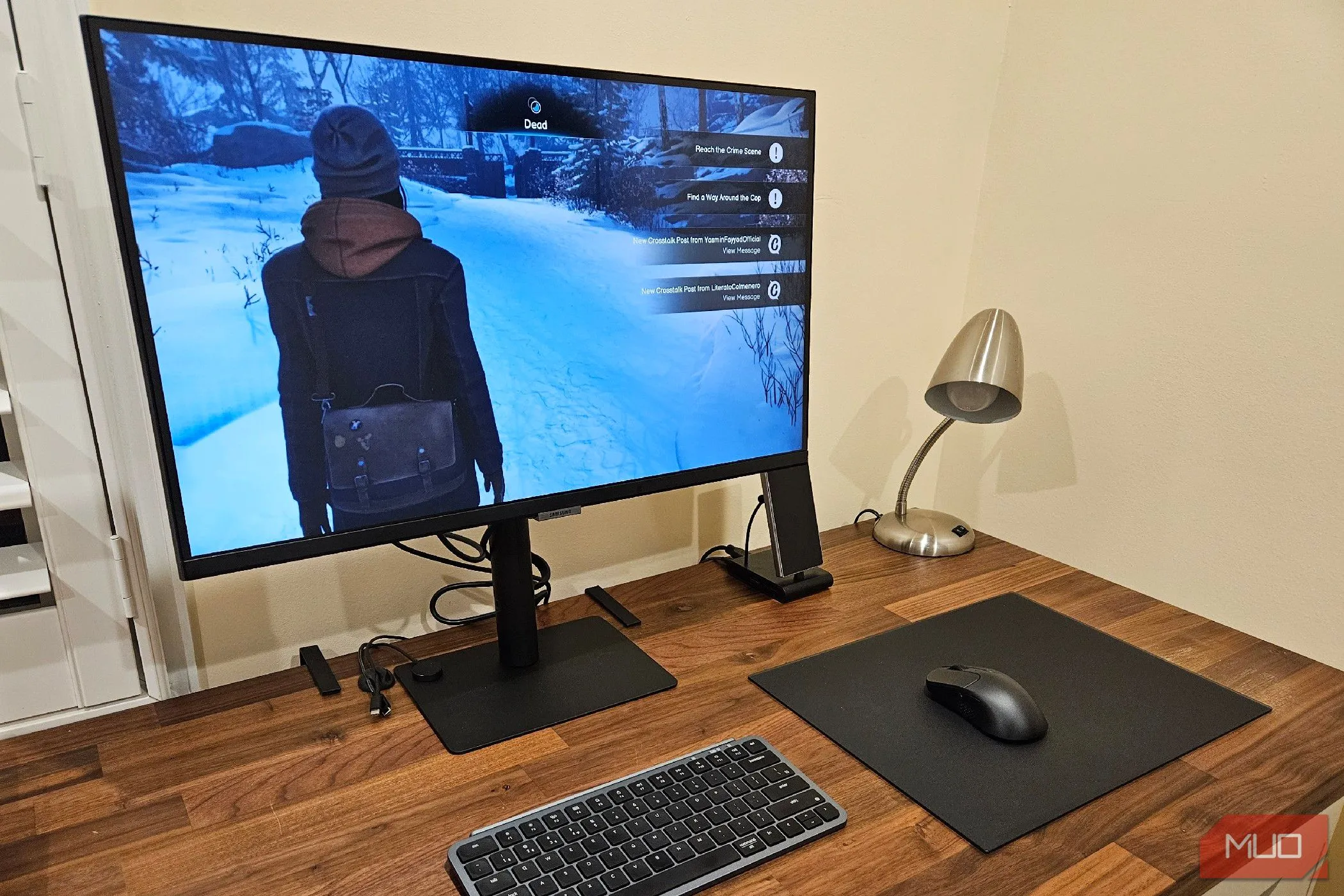 Trải nghiệm gaming trên màn hình 4K với điện thoại gập và bàn di chuột kính cường lực lớn