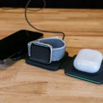 Trạm sạc không dây Infinacore T3 sạc đồng thời iPhone, Apple Watch và AirPods, minh họa sự tiện lợi của công nghệ sạc đa thiết bị.