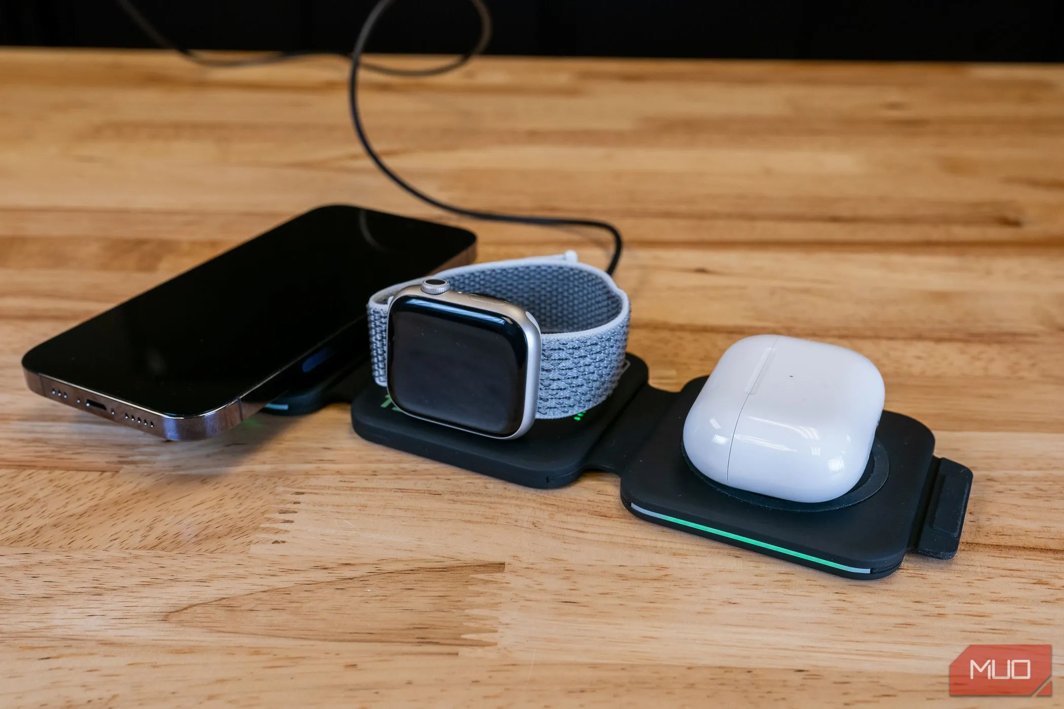 Trạm sạc không dây Infinacore T3 sạc đồng thời iPhone, Apple Watch và AirPods, minh họa sự tiện lợi của công nghệ sạc đa thiết bị.
