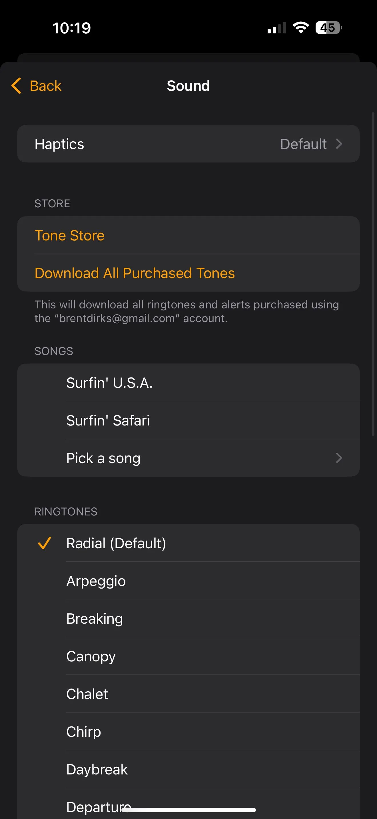 Trang cài đặt âm báo thức với tùy chọn chọn bài hát từ Apple Music.