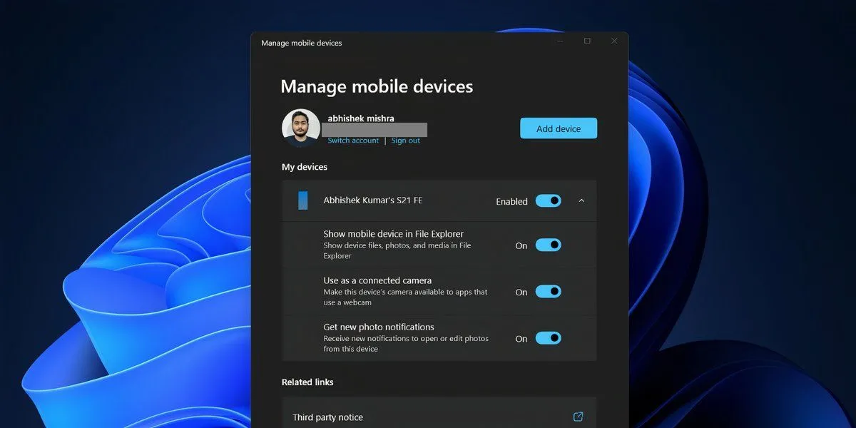 Trang quản lý thiết bị di động hiển thị điện thoại Android đã kết nối trong Cài đặt Windows 11, với tùy chọn "Show mobile devices in File Explorer" được bật.