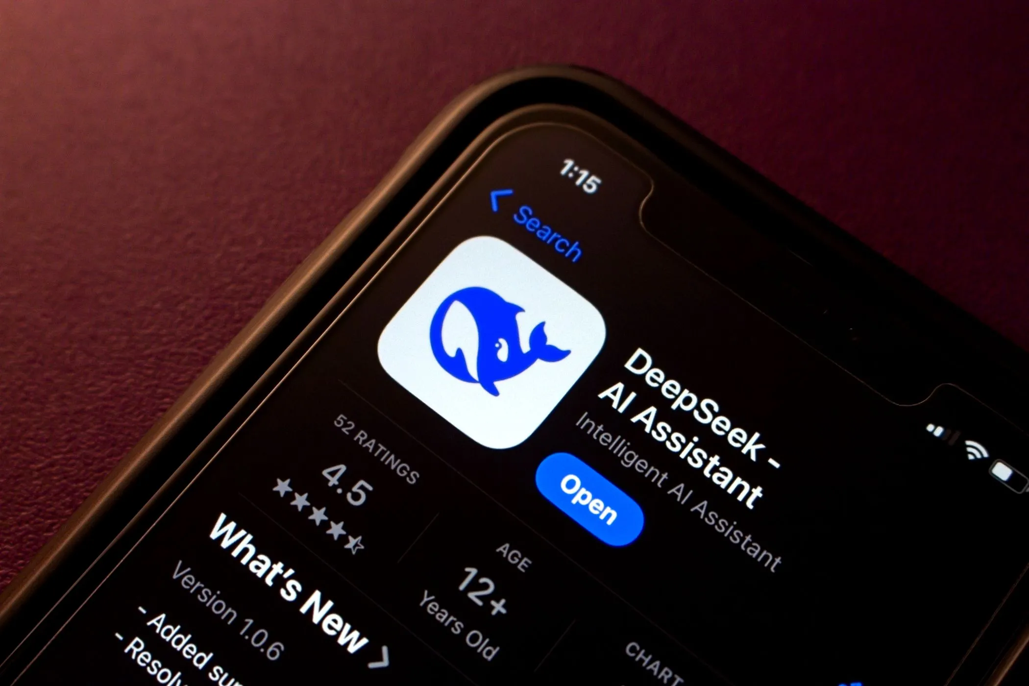 Trang tải ứng dụng Deepseek AI Chatbot trên Apple App Store, nhấn mạnh tầm quan trọng của việc kiểm tra nguồn gốc ứng dụng.