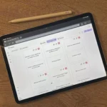 Trang web FlashKa hiển thị trên iPad cùng bút Apple Pencil