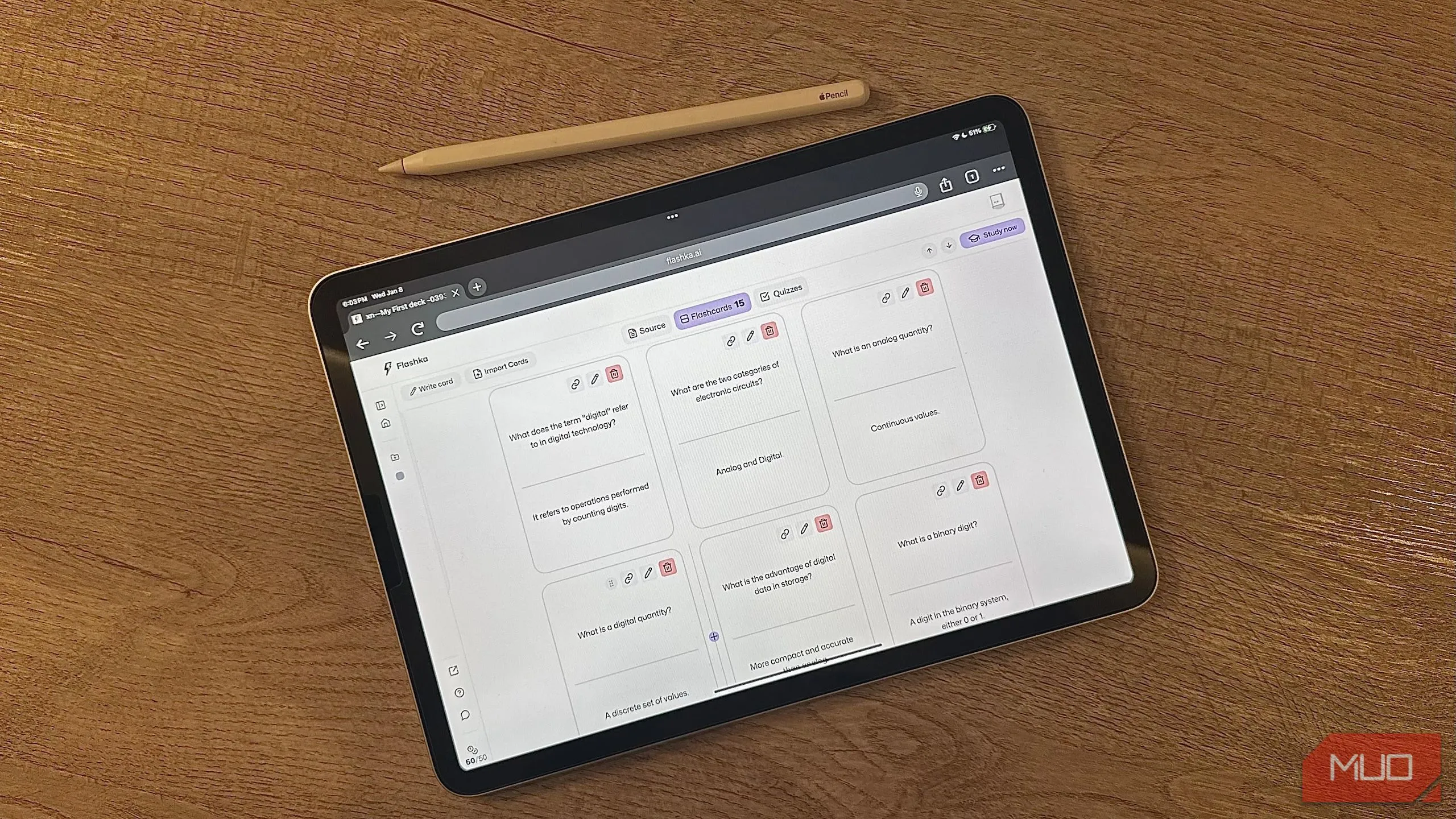 Trang web FlashKa hiển thị trên iPad cùng bút Apple Pencil