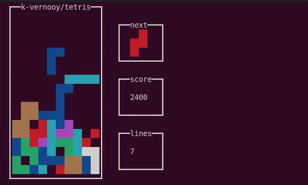 Trò chơi Tetris đang chạy trong giao diện dòng lệnh Linux, biểu tượng cho sự kiên trì và khả năng cải thiện tư duy nhanh nhạy.