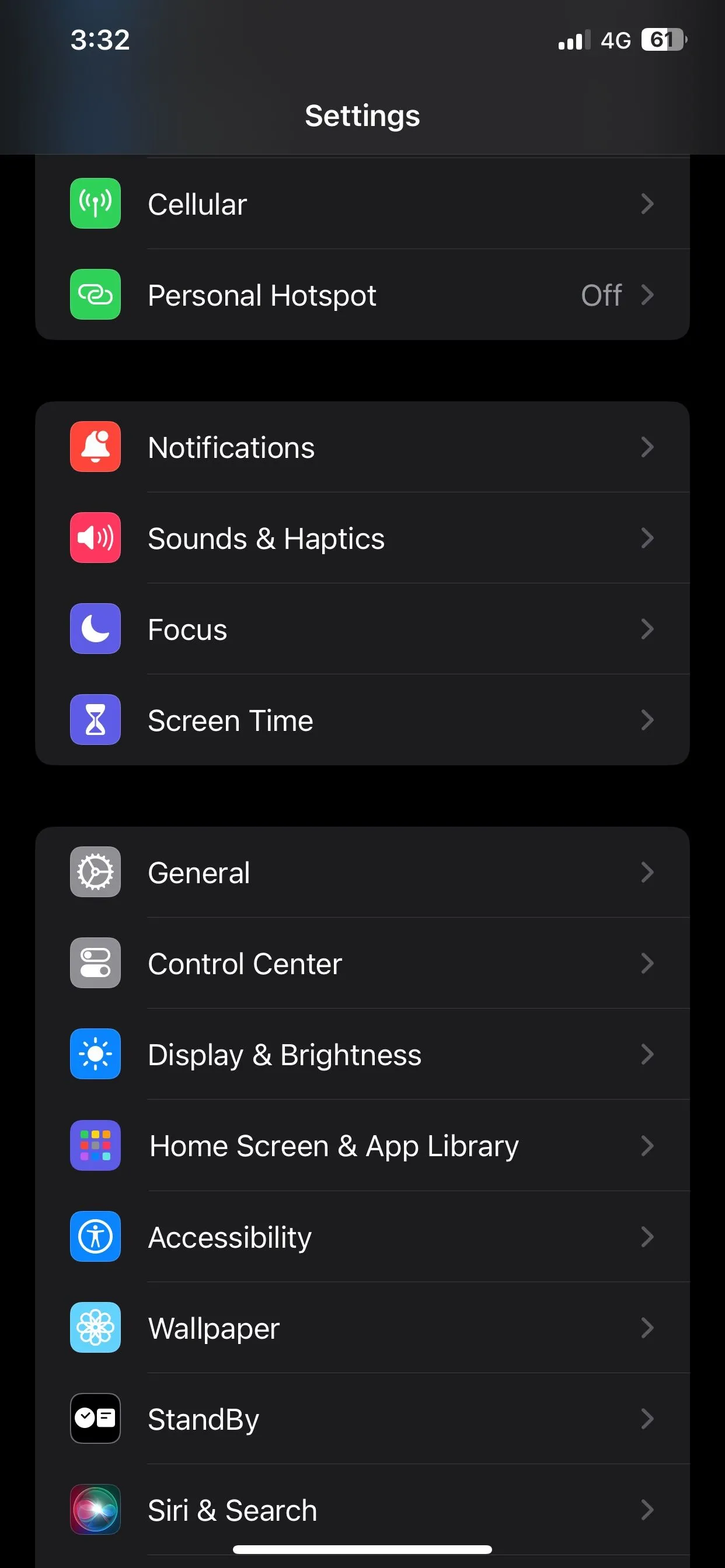 Truy cập cài đặt Siri trong mục Trợ năng trên iPhone chạy iOS 17 hoặc cũ hơn.