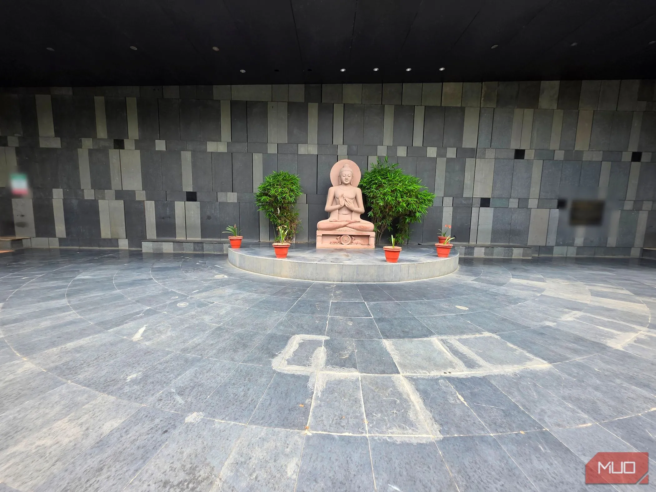Tượng Phật được chụp bằng ống kính góc rộng, minh họa hiệu ứng biến dạng méo mó có thể tạo nên phong cách nghệ thuật độc đáo