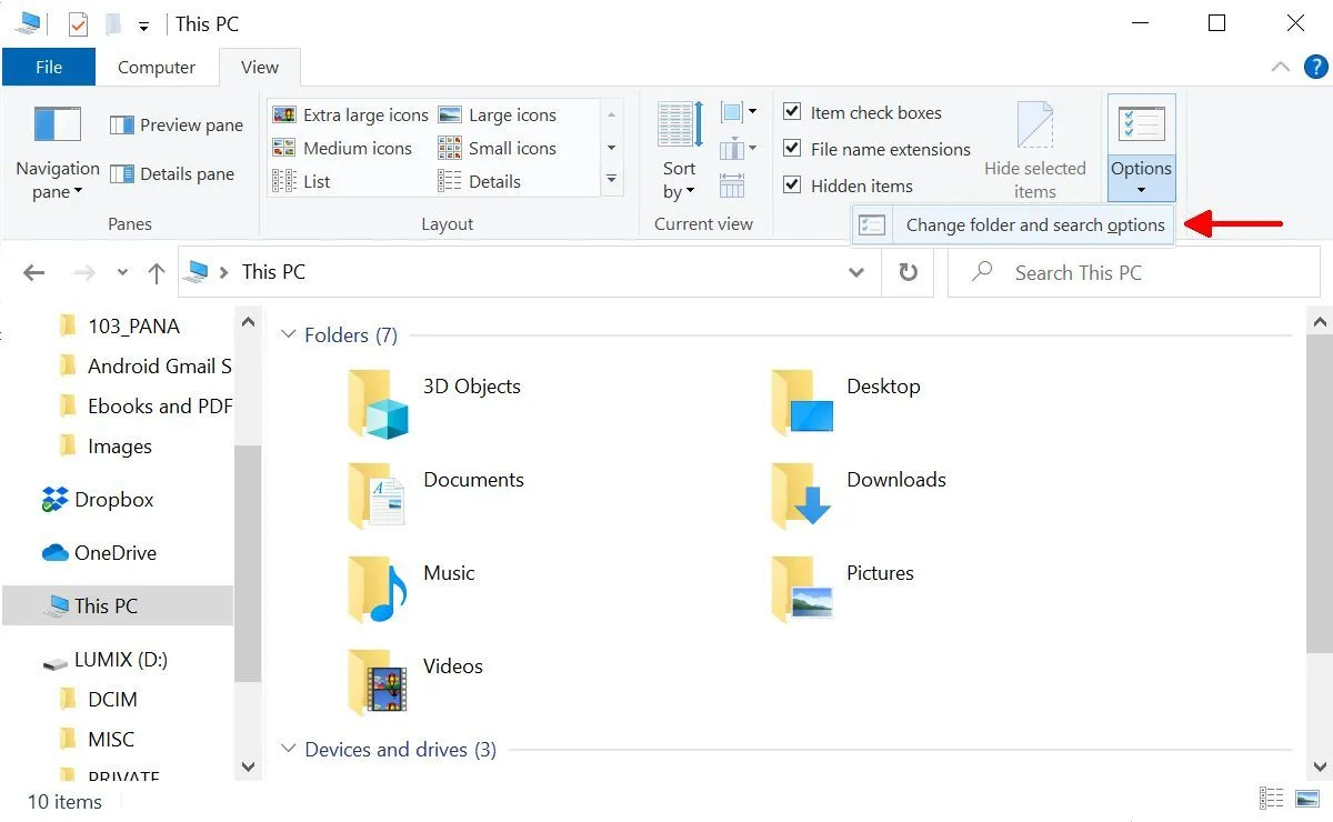 Tùy chọn &quot;Change folder and search options&quot; trong menu View của File Explorer trên Windows 10.