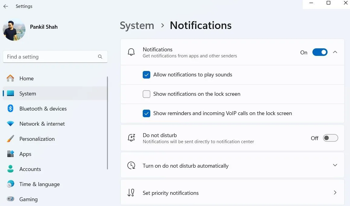 Tùy chọn hiển thị thông báo trên màn hình khóa trong cài đặt thông báo của Windows 11.