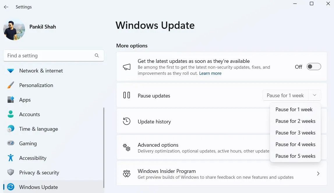 Tùy chọn tạm dừng cập nhật tự động trong cài đặt Windows Update của hệ điều hành Windows 11.