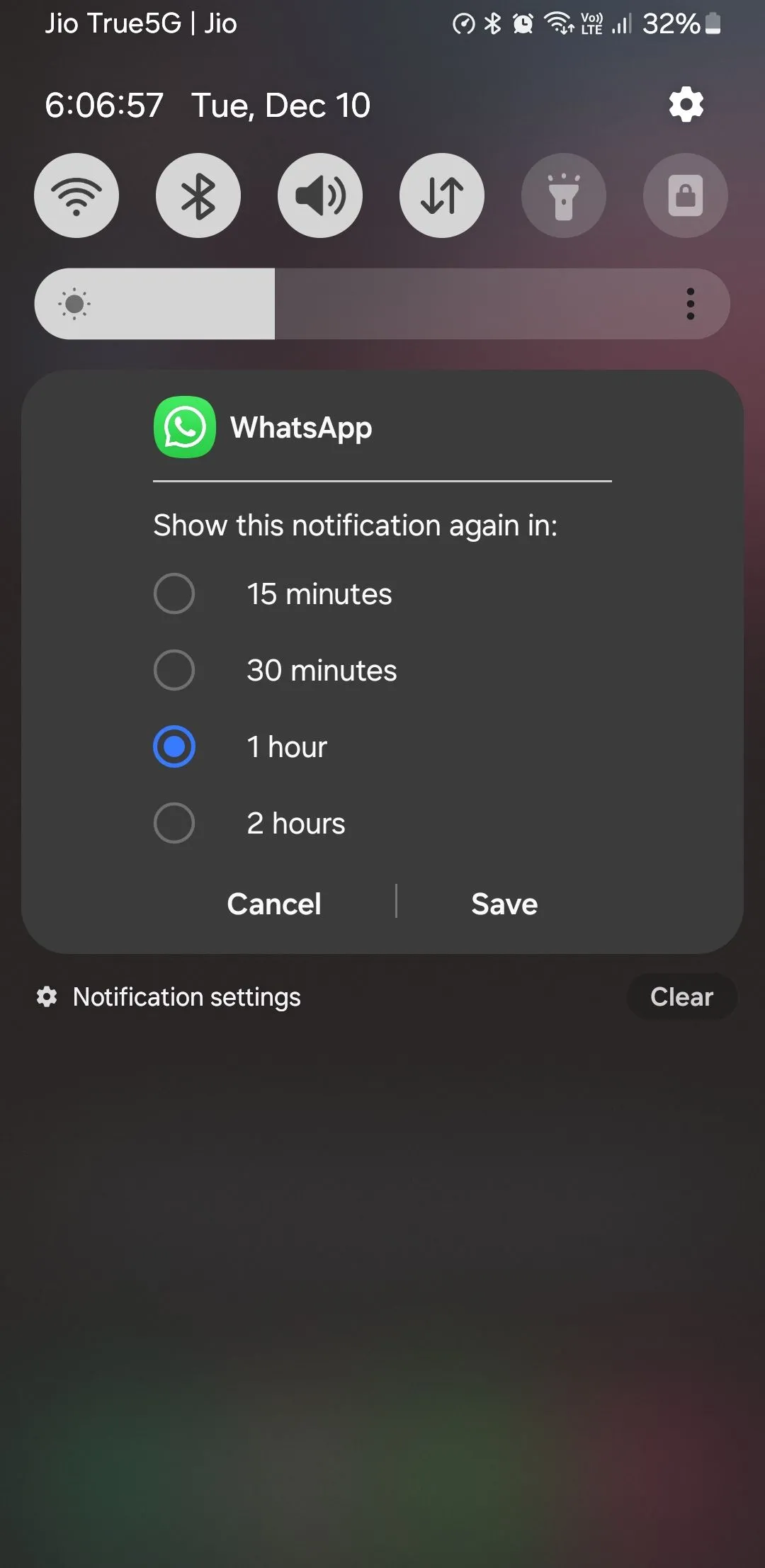 Tùy chọn tạm dừng thông báo (snooze notification) trên điện thoại Android, với biểu tượng chuông và đồng hồ.