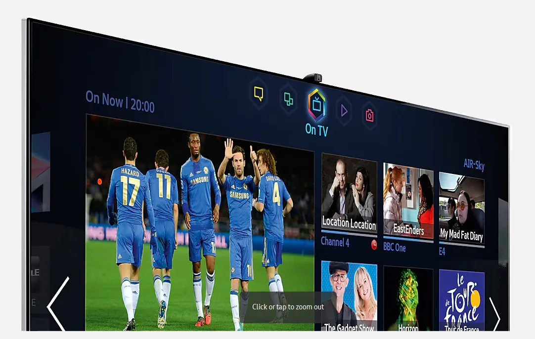 TV thông minh Samsung F8000 với camera tích hợp trên viền trên, minh họa vị trí camera ẩn trên TV.