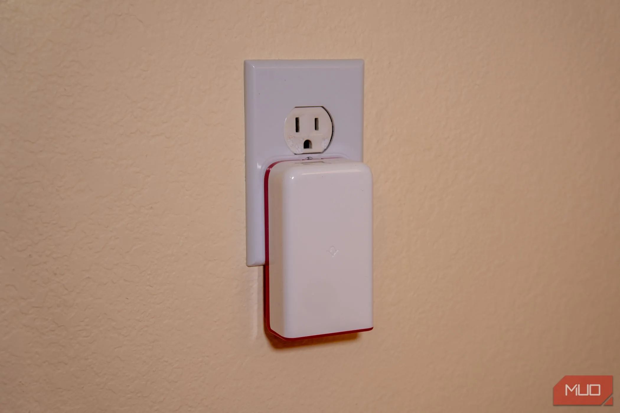 Twelve South PlugBug 120 được cắm vào ổ điện, cho thấy thiết kế không chiếm nhiều không gian