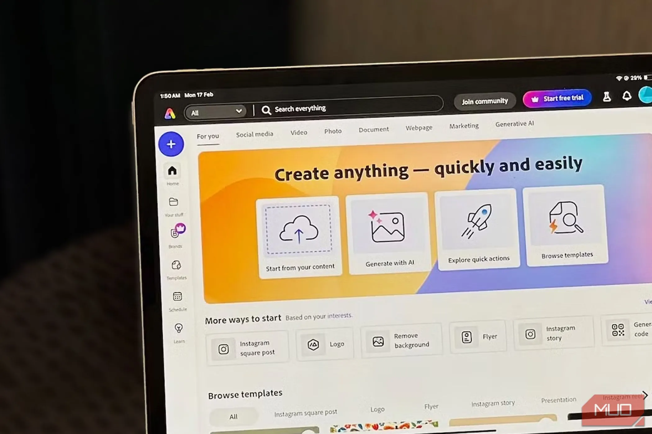 Ứng dụng Adobe Express hiển thị trên màn hình iPad, thể hiện giao diện người dùng