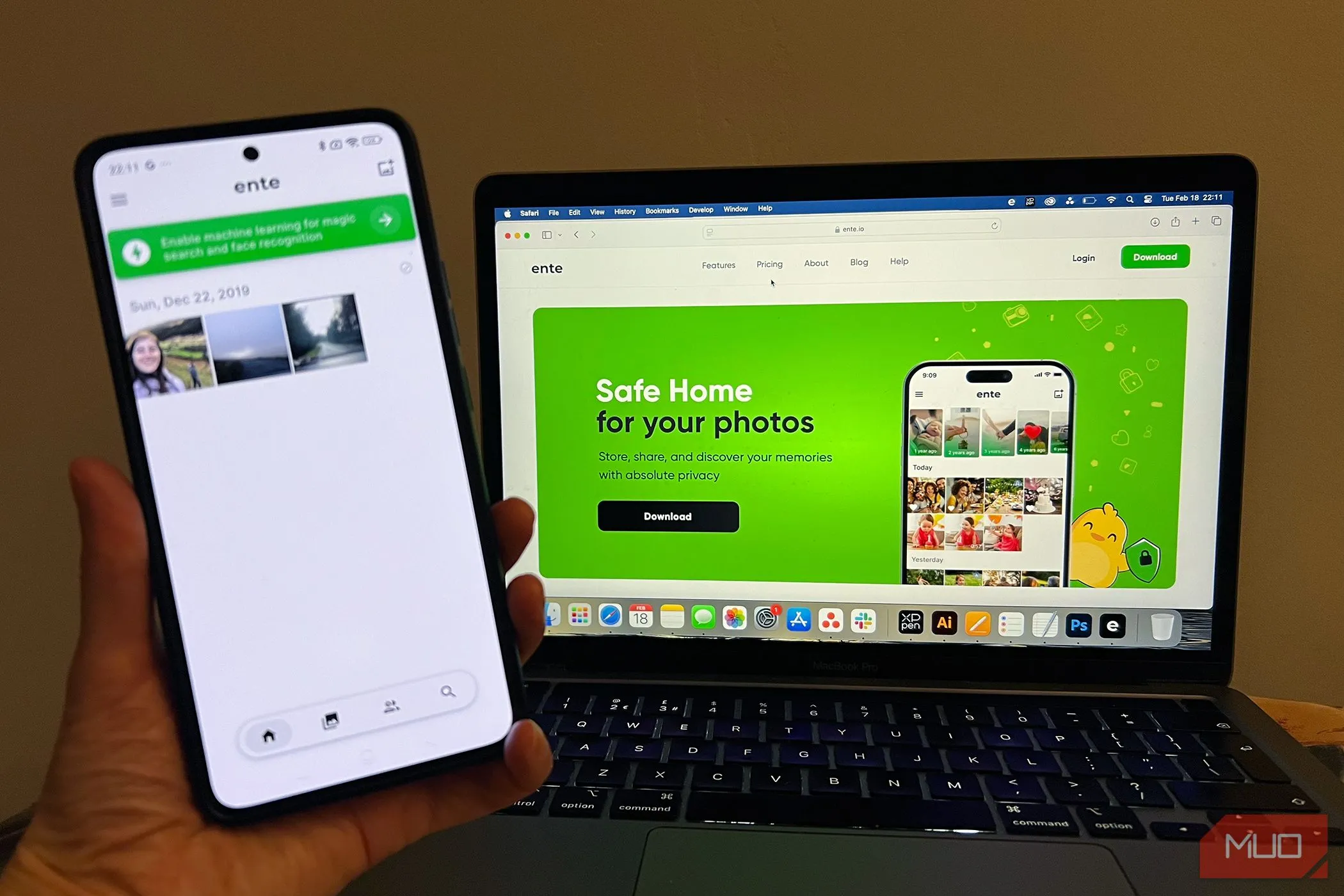 Ứng dụng Ente Photos trên điện thoại Android và MacBook Pro, minh họa khả năng quản lý hình ảnh đa nền tảng.