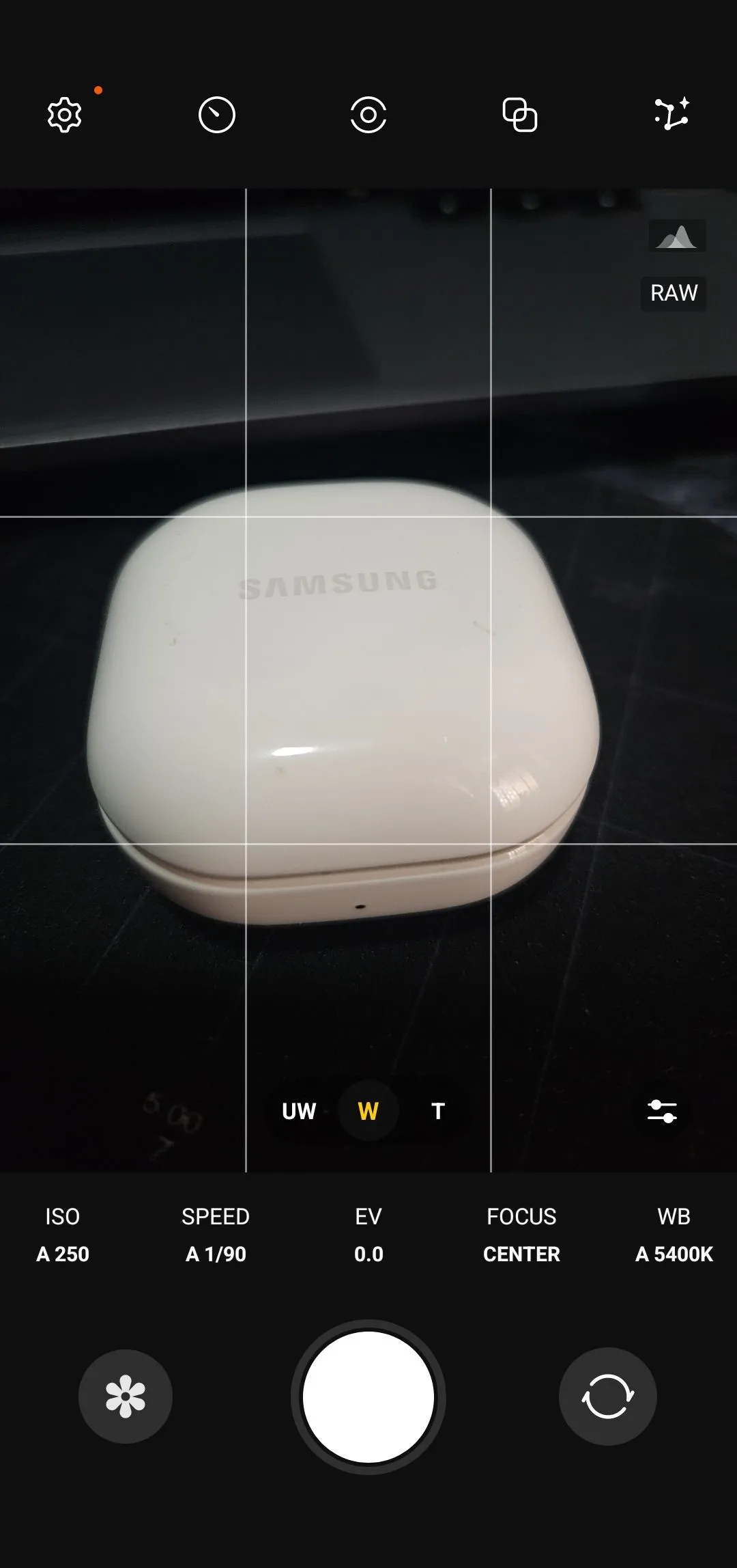 Ứng dụng Expert RAW trên điện thoại Galaxy, hiển thị giao diện camera với các tùy chỉnh thủ công nâng cao.
