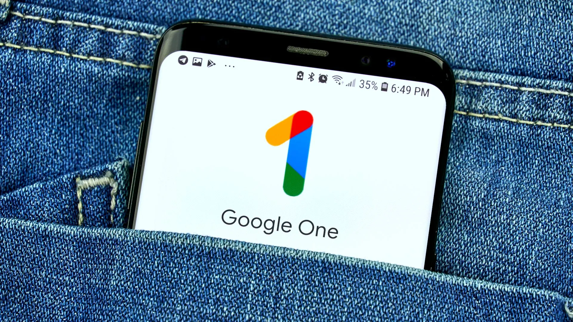 Ứng dụng Google One trên màn hình điện thoại, thể hiện việc sử dụng dịch vụ đám mây trả phí như một lớp bảo vệ bổ sung cho ảnh.