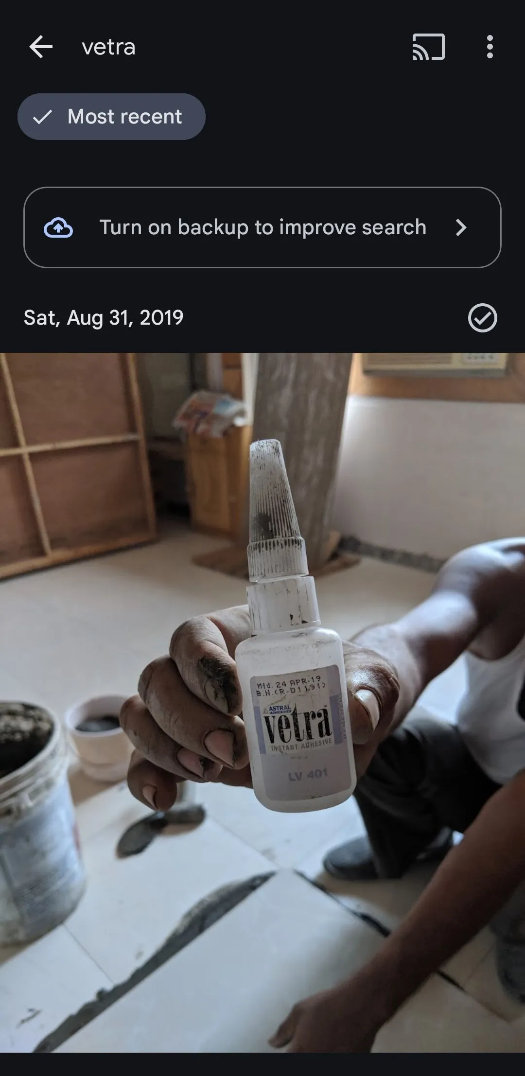 Ứng dụng Google Photos hiển thị một bức ảnh có chứa văn bản 'vetra'