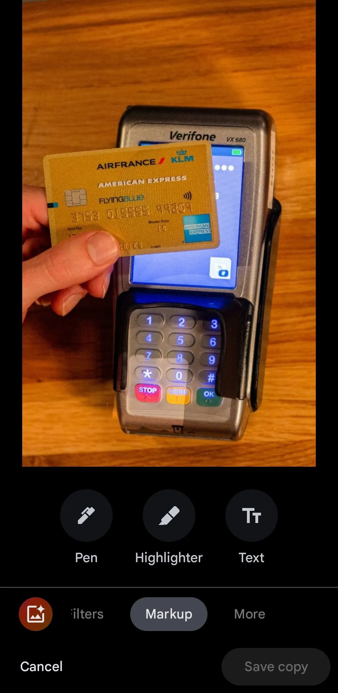 Ứng dụng Google Photos trên Android hiển thị ảnh thẻ tín dụng, với tùy chọn công cụ Đánh Dấu (Markup) đang được chọn.