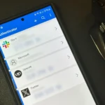 Ứng dụng Microsoft Authenticator hiển thị mã xác thực trên điện thoại Samsung Galaxy S24 Ultra
