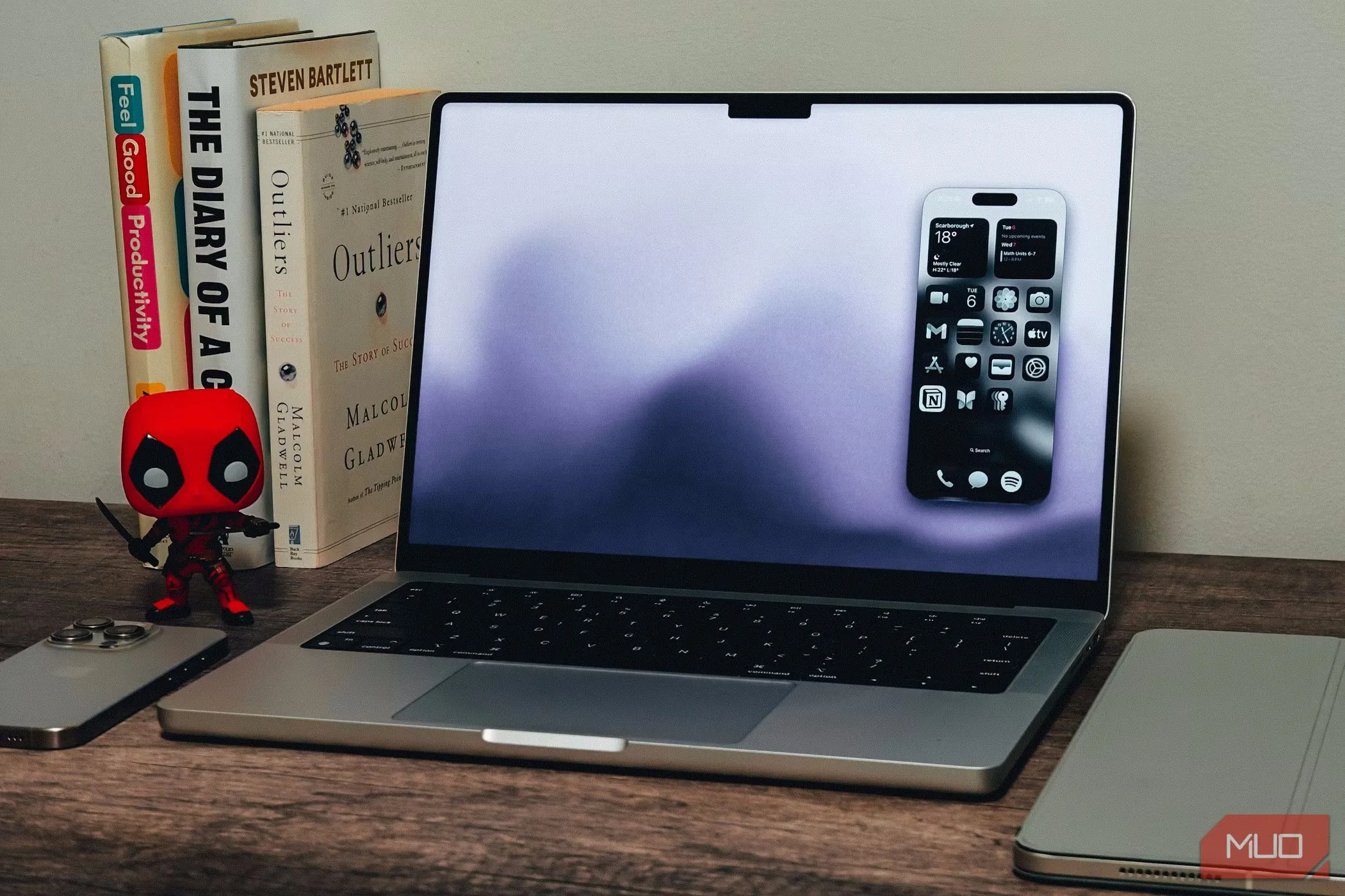 Ứng dụng Phản Chiếu iPhone (iPhone Mirroring) đang chạy trên màn hình MacBook Pro, hiển thị giao diện iPhone trên máy Mac.