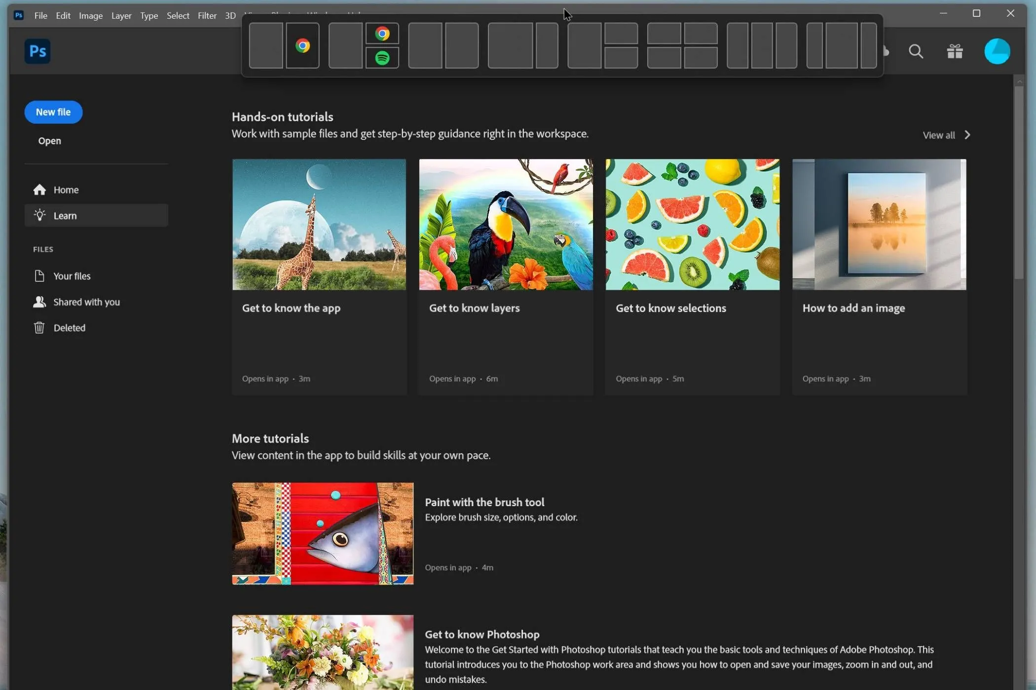 Ứng dụng Photoshop đang được kéo lên đỉnh màn hình, kích hoạt popup lựa chọn bố cục Snap Layouts trên Windows