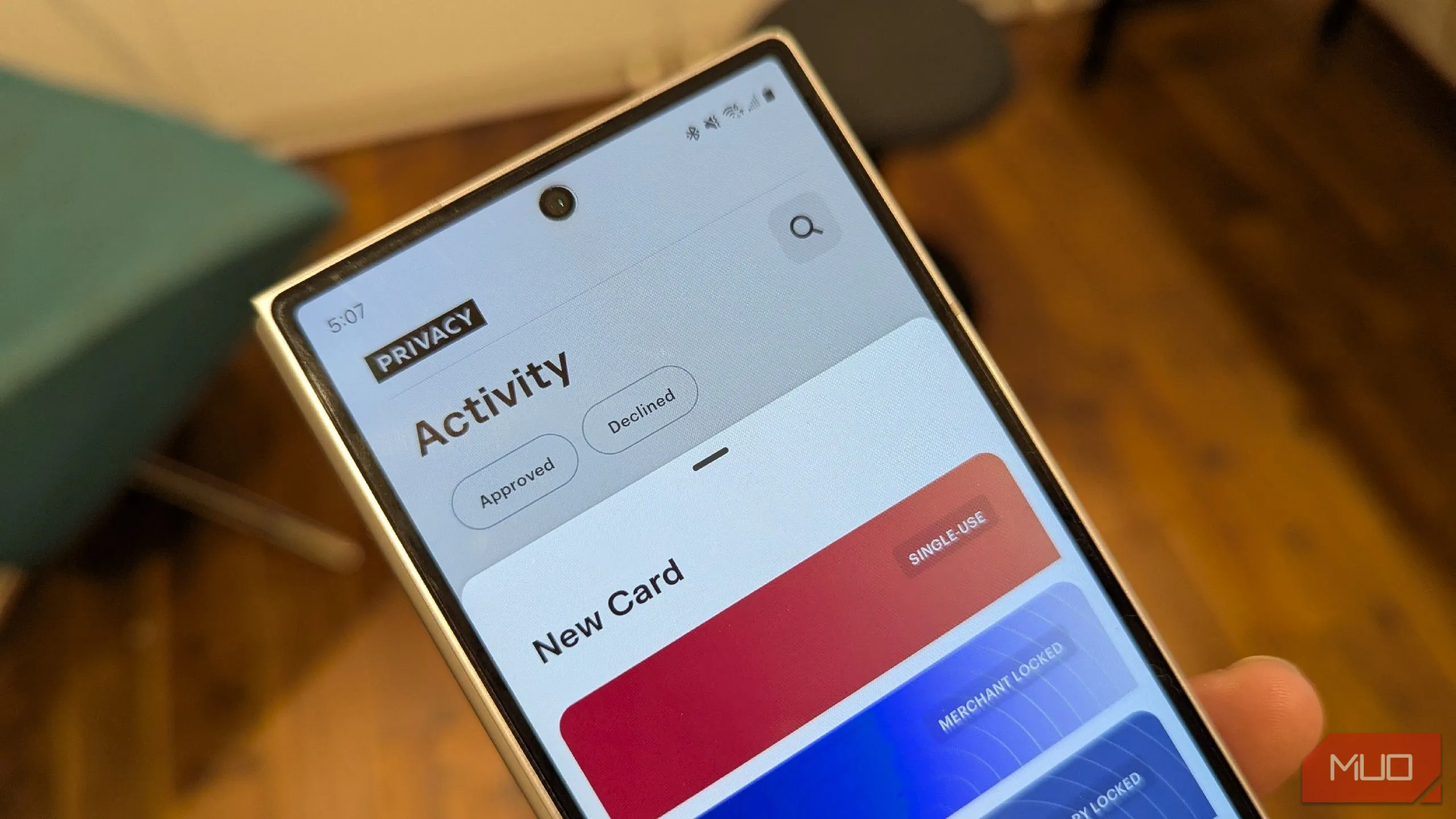 Ứng dụng Privacy tạo thẻ ảo trên điện thoại Galaxy Z Fold 6, minh họa tính năng bảo mật thanh toán.