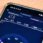 Ứng dụng Speedtest của Ookla hiển thị kết quả đo tốc độ mạng trên điện thoại thông minh.