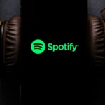 Ứng dụng Spotify trên màn hình điện thoại thông minh với tai nghe kết nối, minh họa tính năng tích hợp nhạc vào Google Maps.