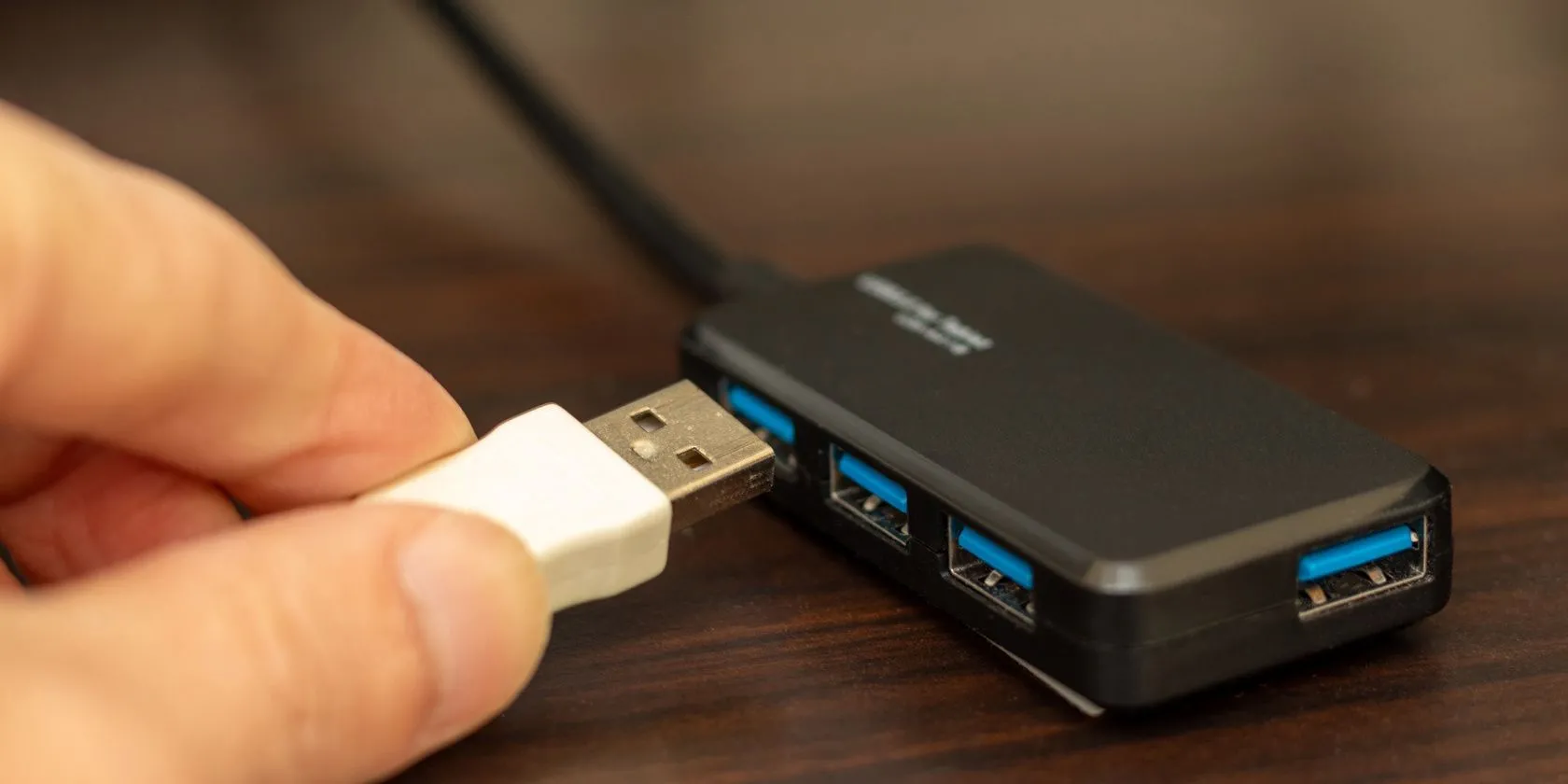 USB hub được kết nối, cho thấy màn hình có thể hoạt động như một trung tâm mở rộng cổng USB cho máy tính.