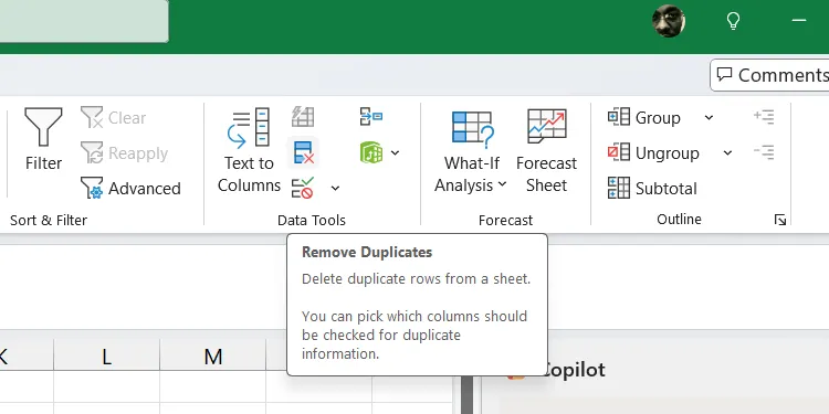 Vị trí công cụ Remove Duplicates trên thẻ Data trong Excel để loại bỏ dữ liệu trùng.