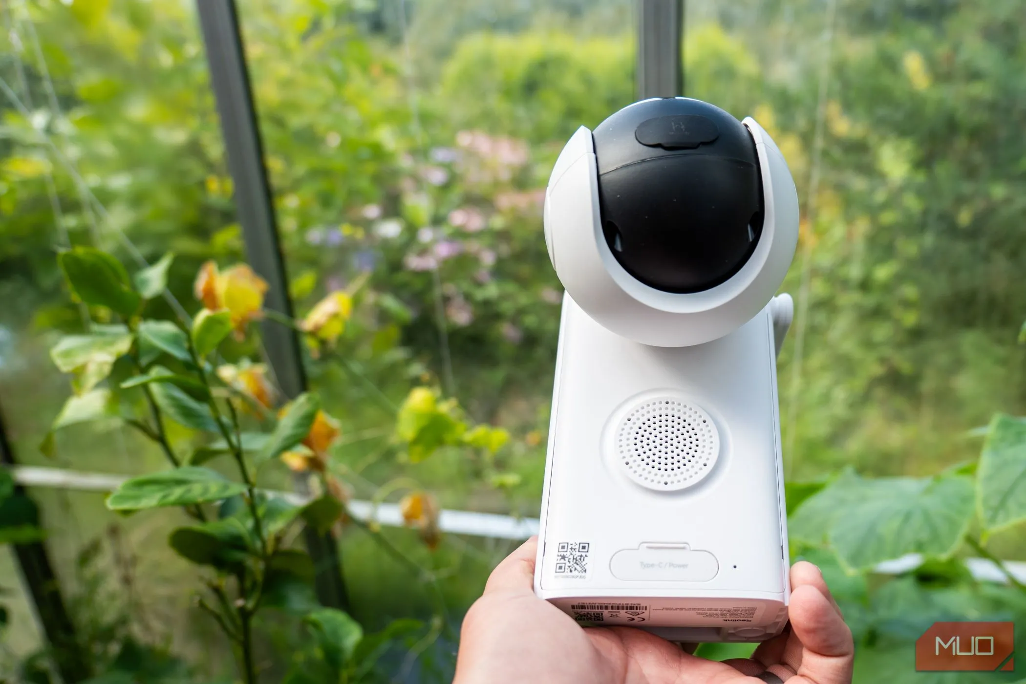 Vị trí loa và khe cắm thẻ nhớ SD dưới thân camera Reolink Altas PT Ultra