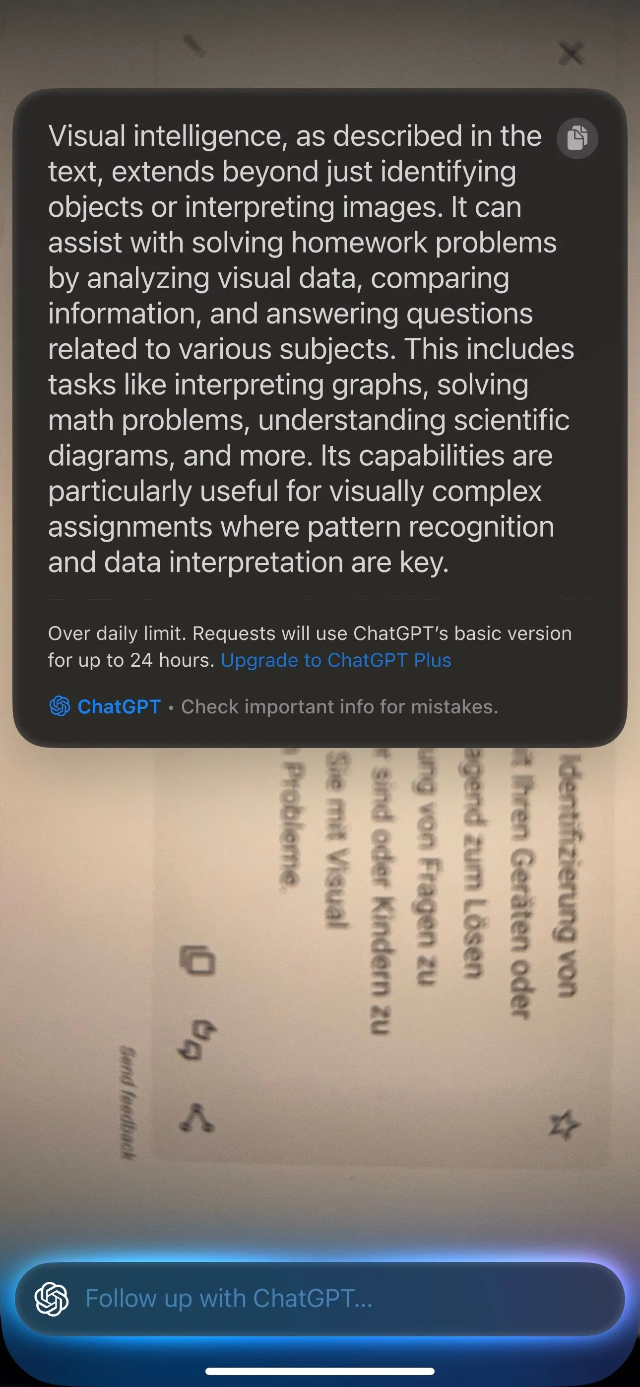 Visual Intelligence trên iPhone dịch một đoạn văn bản từ ngôn ngữ khác sang tiếng Việt, hỗ trợ giao tiếp và đọc hiểu.