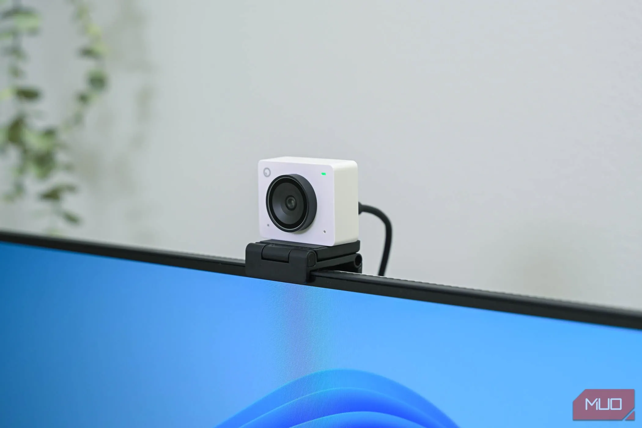 Webcam OBSBOT Meet 2 được đặt trên đỉnh màn hình, kết nối tiện lợi qua cổng USB của màn hình.