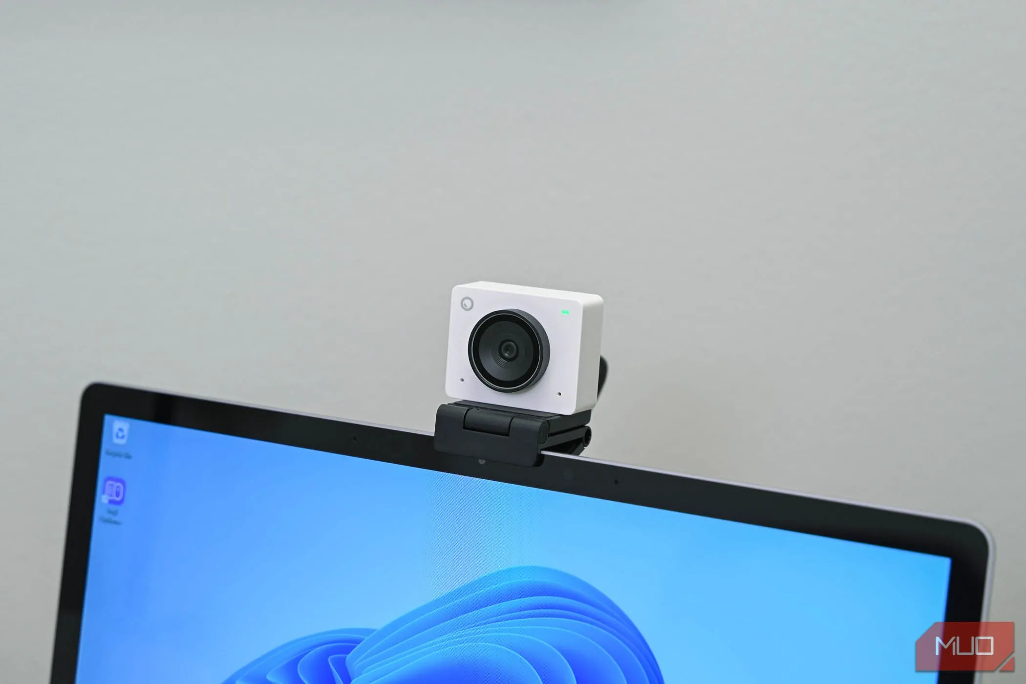 Webcam OBSBOT Meet 2 được sử dụng trên laptop
